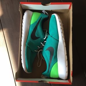 Men’s 10.5 NIKE Roshe One Neptune Green & Black